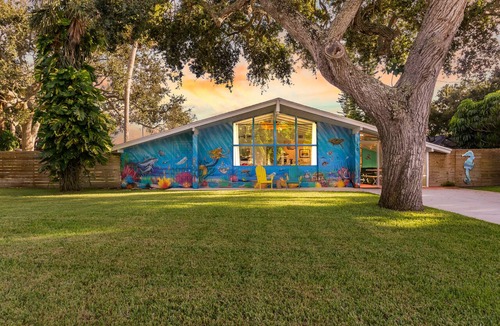 Cocoa Isles House | FreeHeatedLargePool~Walk2Beach~FirePit~MiniGolf~2Kings~BeachGear~TikiHut~Games