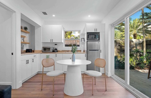 Victoria Park Apartment | Fresh & Modern 1BR—Victoria Park, Beach Nearby