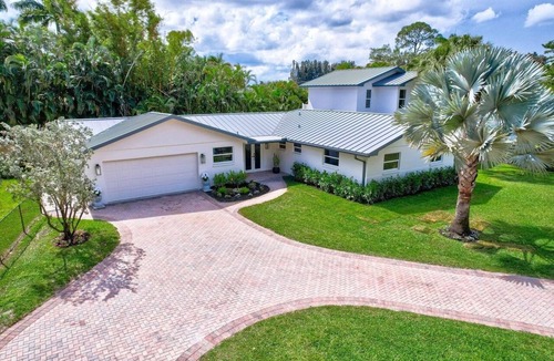 Jupiter House | Fresh Remodel Jupiter Retreat: 4BR Family Oasis - Heated Pool - Putting Green