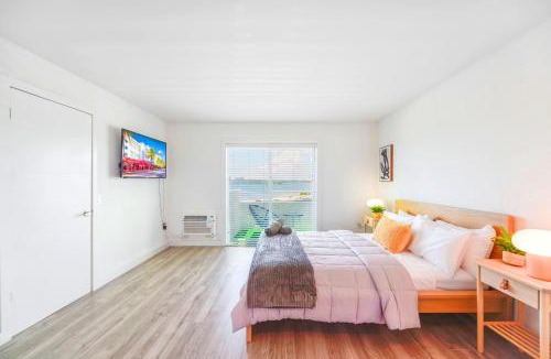 North Bay Village Apartment | Front Bay & Unique Stay for a Relaxing Experience