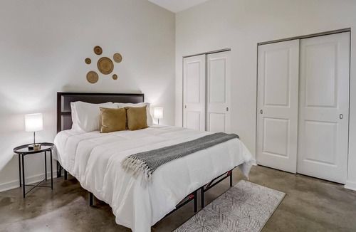 River Market Apartment | Frontdesk | 1 BR Apt near Berkley Riverfront