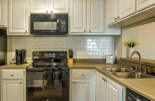 Arlington Apartment | Frontdesk | 1BR Apt minutes to Airport