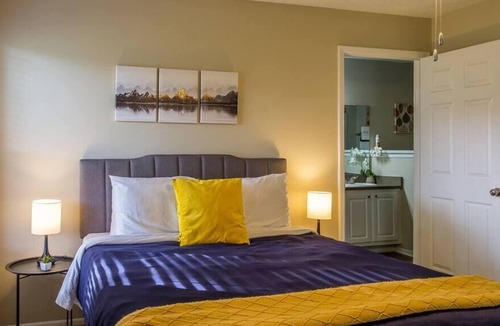 Arlington Apartment | Frontdesk | Opulent 2 BR Apt in Uptown High-rise