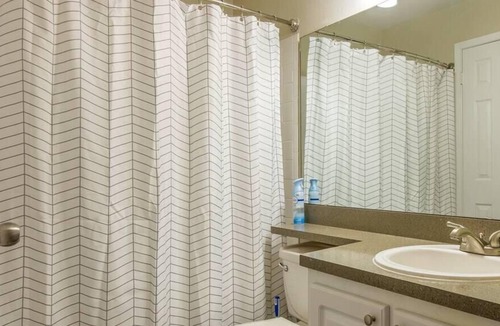 Arlington Apartment | Frontdesk | Opulent 2 BR Apt in Uptown High-rise