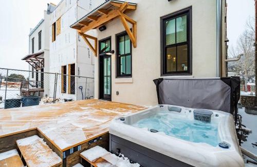Buena Vista House | Frontier Post Hot Tub & Just Steps to South Main