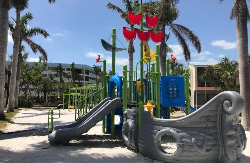 Key Largo Apartment | FULL TIME LIC MGR - MODERN OCEANFRONT CONDO! BEAUTIFUL OCEAN VIEWS! BEACH RESORT! 2 KING BEDs!