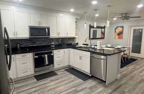 Tamarac House | Fully Furnished Corporate Rental, Free parking, Family Friendly