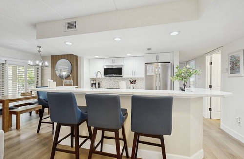 American Beach Condo | Fully-Renovated Stunning Modern Beach Condo w/Pool on Amelia Island