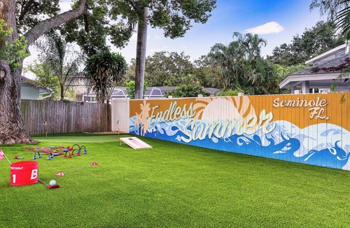 Seminole House | Fun Place: 20+ Games, Pool, Putt-Putt, Game room, Fire pit, 5 Min to Beach