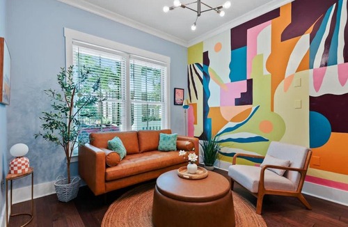 Dixon Park Apartment | Fun & Renovated Artsy Downtown Apt Dog Friendly with Fully Fenced Backyard and Private Parking