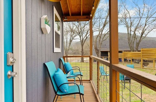 New Braunfels Ski Chalet | Funky Guadalupe Cabin | Deck + Fire Pit | Kayak
