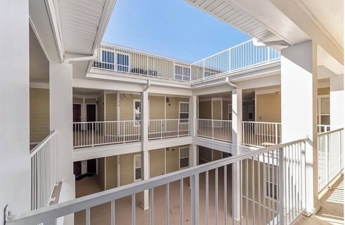 Gainesville Apartment | Furnished 2/2 apartment w/parking, walking distance to campus- avail short term
