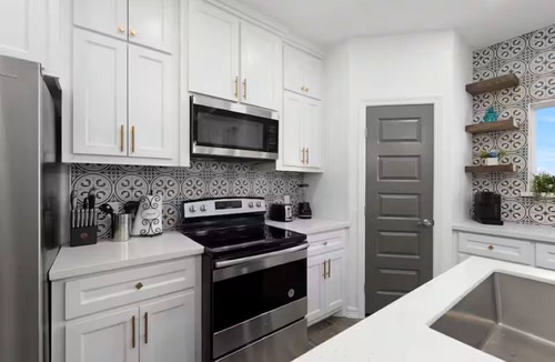 Edinburg House | Furnished 3BR/2BA Monthly King Bed Workspace + Backyard Near Hospitals