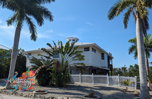 Saint James City House | Galt Island Escape ✨ Family-Friendly waterfront 2BR/2BA with Pool & Boat Lift