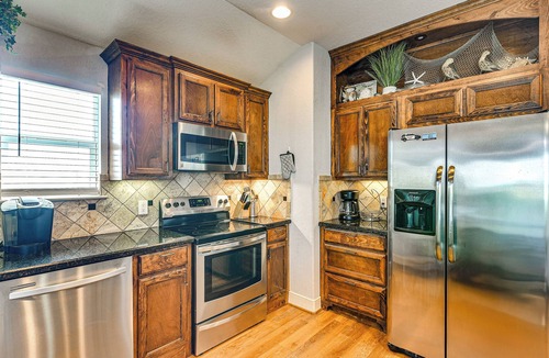 Jamaica Beach Cottage | Galveston Beach Haven w/Pool Access & Deck