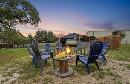 Canyon Lake House | Game Barn, Cowboy Pool, 17ft Movie Screen - sleeps 10