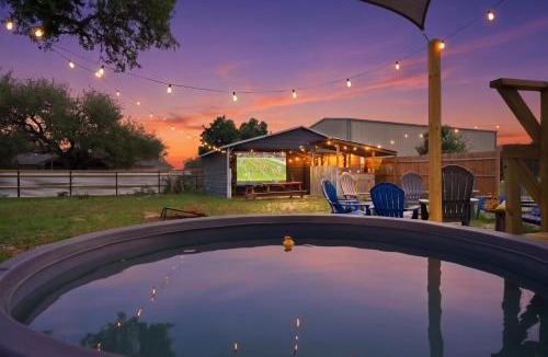 Canyon Lake House | Game Barn, Cowboy Pool, 17ft Movie Screen - sleeps 10
