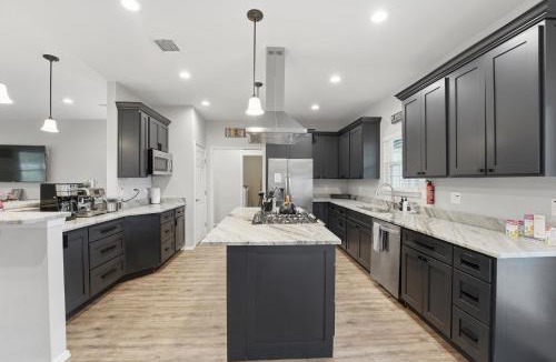 Canyon Lake House | Game Barn, Cowboy Pool, 17ft Movie Screen - sleeps 10