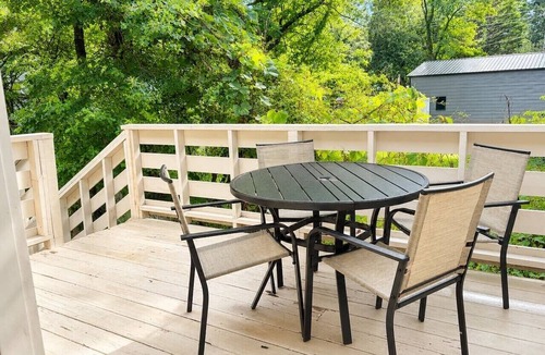 Emerson House | Game Day Getaway | 5 Min to LakePoint | Sleeps 7