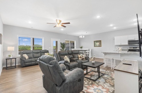Branson West Condo | Gated Community Condo Onsite Golf Course Private Hot Tub Outdoor Pool Near Sdc w Free Tickets!