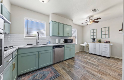 Arlington House | Gated Heated Pool - Large Playset - Walk to Stadiums - 6 Beds