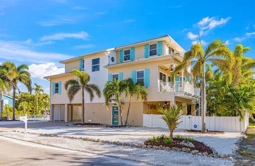 Ilexhurst House | Gigi & Poppy’s Paradise: Pool, Gulf Views, Walk to Beach