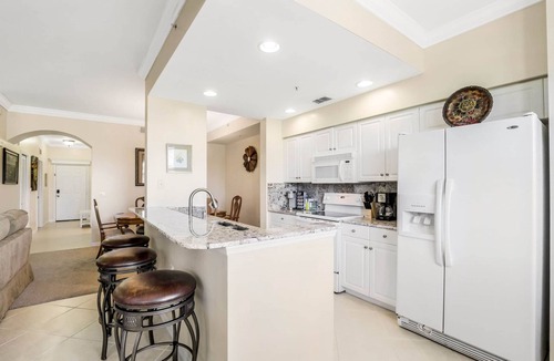 Naples Apartment | Golf Membership Available! 2 BR/2BA, Pickleball, Pools, Near Gulf Beaches
