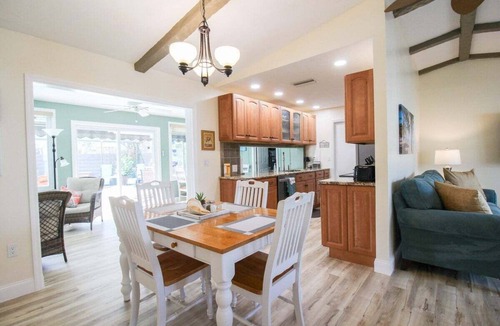 Pinecraft House | Gorgeous 2BR 2BA Private Pool Home Near Siesta Key Sweet Pineapple
