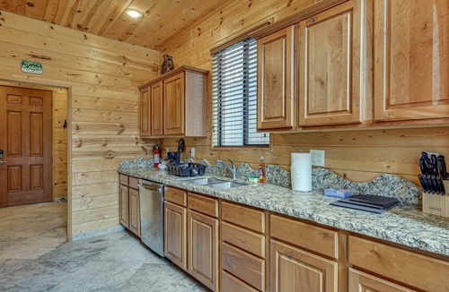 Summerhaven Cabin | Gorgeous 4-bedroom cabin in enjoyable Summerhaven getaway +game room