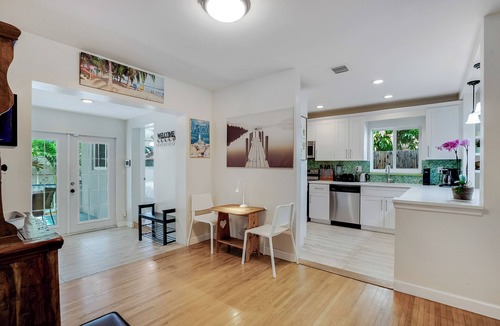 Hallandale Beach House | Gorgeous Home up to 14 Guests 7 beds, minutes from Hallandale/Hollywood Beaches.