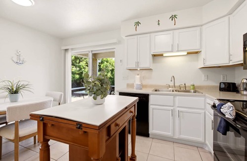 Englewood East House | Gorgeous master unit w 2 full kitchens