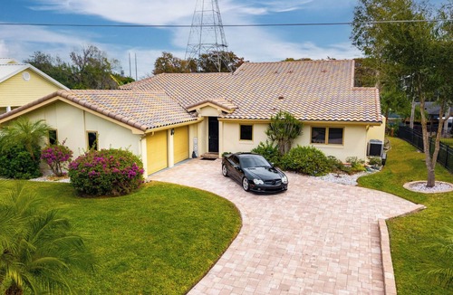 Sanford House | Gorgeous three bedroom River House in a quiet private neighborhood
