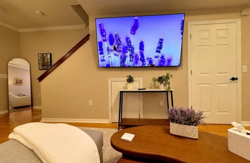 Innovation District Apartment | Gorgeous Townhome UF Campus Adjacent Full Kitchen