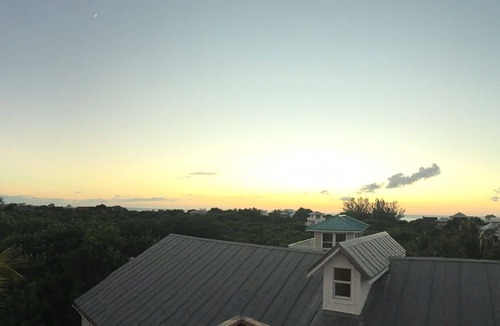 Jose's Hideaway House | Gorgeously-appointed 4-bedroom beach home steps away from pristine beaches.