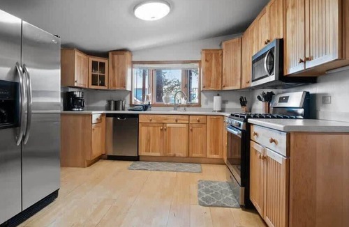 Leadville House | Governor's Mansion Main — 4BR Sleeps 8, Pool Table, Sauna, Walk to Main St