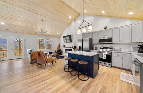 Franklin House | Graceland Mountain Cottage | 10+ Private Acres, On-Site Trails, Hot Tub + Cold Plunge