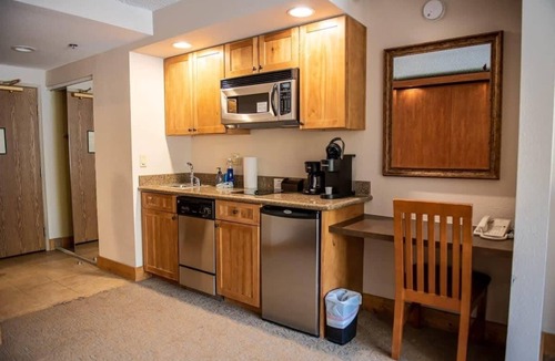 Mount Crested Butte Condo | Grand Lodge 322 — Studio Sleeps 4 | Walk to Lifts, Bus Stop, Pool & Hot Tub