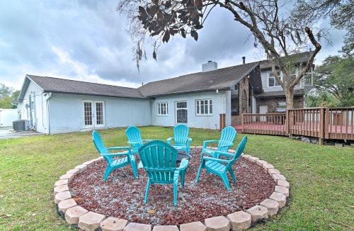 Valrico House | Grand Valrico Home w/Deck, Fire Pit & Yard!