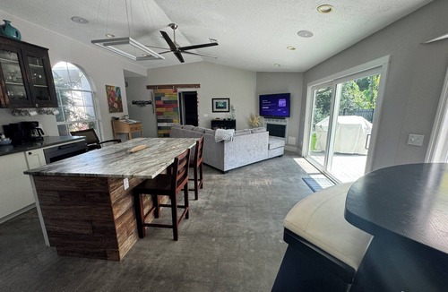 Thomas Drive House | Great 3BR house in Panama City Beach with Private Pool & Pet friendly.