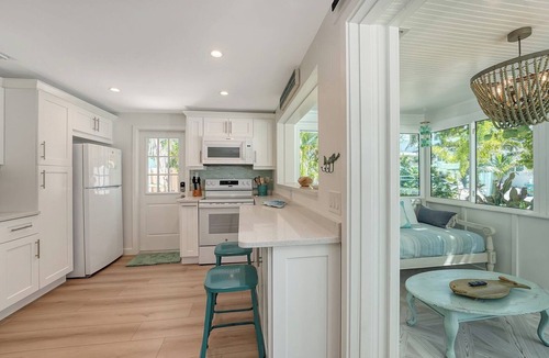 Ilexhurst Cottage | GREAT COTTAGE w/Heated Pool, Dog- See Note - Allowed | Prime Beach Location | Dog-Friendly | Sleeps 6 | Steps to Beach, Dining.