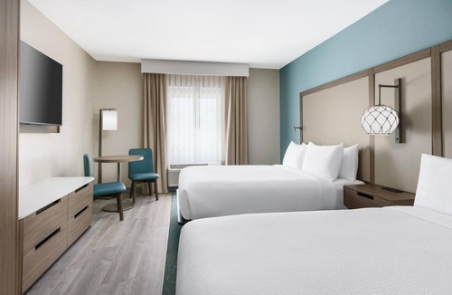 Marathon Hotel | Great Deal! 4 Relaxing Units, Outdoor Pool, Free Breakfast!