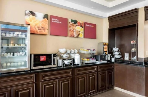 Southside Hotel | Great Escape! 1 Comfy Unit, Pool, Breakfast, Parking, Close to Attractions.