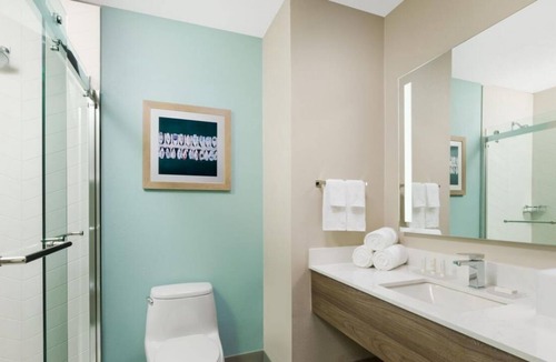 Marathon House | Great Location! 3 Comfortable Units, Free Breakfast, On-Site Bar and Restaurant