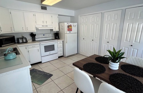 Ilexhurst Condo | Great location on Holmes Beach! 2 bdrm Condo Steps to the Beach! Heated pool!