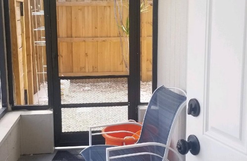 Deerfield Beach House | Great spot for a sunny, hassle free vacation. Clean, safe close to the beach.