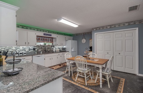 Citra House | Green Acres House sleeps 6.