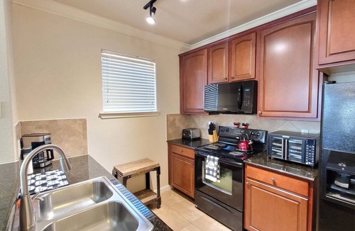 Davenport Condo | Ground floor condo, no carpet, community pools, fitness room, 9 miles to Disney World