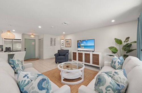 Sanibel Condo | Ground Floor Luxury on Bowman's Beach-Pool, Pickleball, Kayaks & Paddleboards