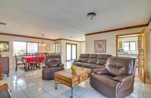 Tamiami House | Group-Friendly Miami Getaway 2 Mi to FIU