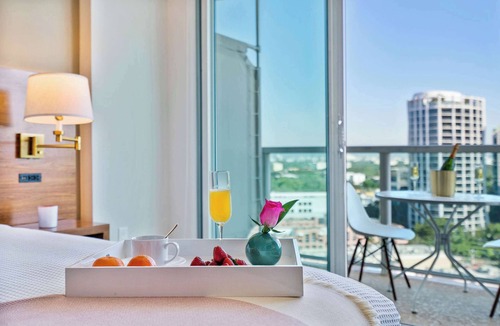Coconut Grove Apartment | Grove Studio Retreat | Steps to Peacock Park